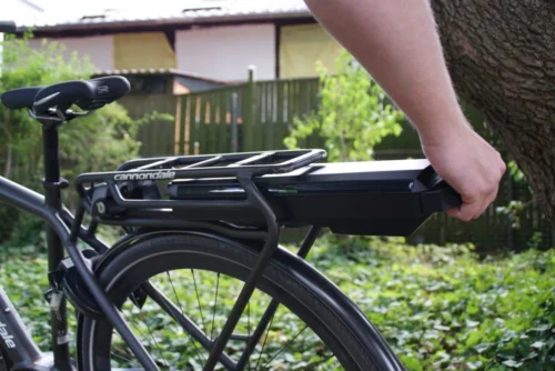 E-Bike Vision - EBV Batterie De Porte-bagages Compatible Bosch Active (Plus) / Performance (CX) 36 V 12 E-Bike Vision - EBV Batterie De Porte-bagages Compatible Bosch Active (Plus) / Performance (CX) 36 V -Monde Du Velo Bosch AP GT beim Einschieben 1024x685 3840x2160