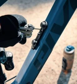 Fidlock - TWIST - Bike Base - Support Vélo 16 Fidlock - TWIST - Bike Base - Support Vélo -Monde Du Velo fidlock twist bike base halter action 3840x2160