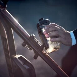 Fidlock Twist - Gourde Vélo 450 Ml + Support Universel Uni Base -Monde Du Velo fidlock twist gourde 450 ml support universel uni base 2 3840x2160