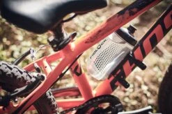 Fidlock Twist - Gourde Vélo 450 Ml + Support Universel Uni Base -Monde Du Velo fidlock twist gourde 450 ml support universel uni base 3 3840x2160