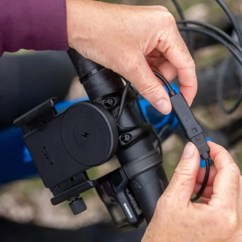 SP Connect Plus - Support Universel Avec Fonction De Charge -Monde Du Velo sp connect plus support universel avec fonction de recharge 3 3840x2160
